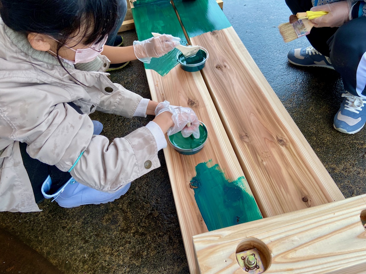 大山公園で木製ベンチづくり